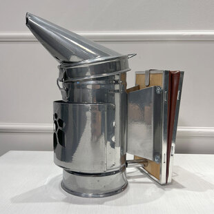 Дымарь пасечный со съемным мехом с ограждением из листового металла окрашенный порошковой краской