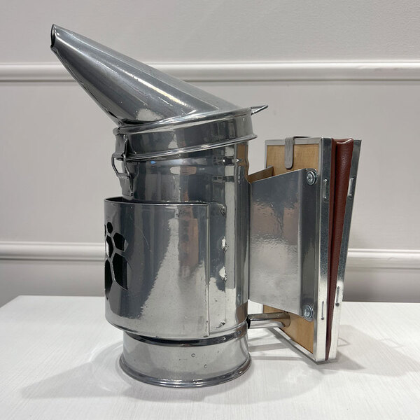 Дымарь пасечный со съемным мехом с ограждением из листового металла окрашенный порошковой краской