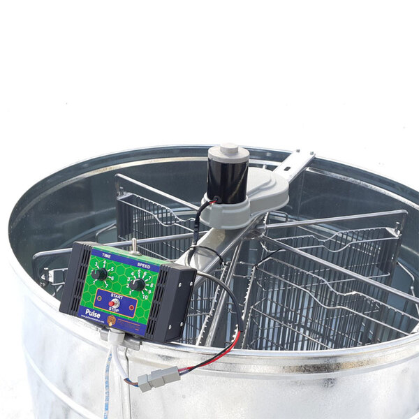 Медогонка полуавтоматическая  оцинкованнаяна 6 рамок, с ременным электроприводом 12В.